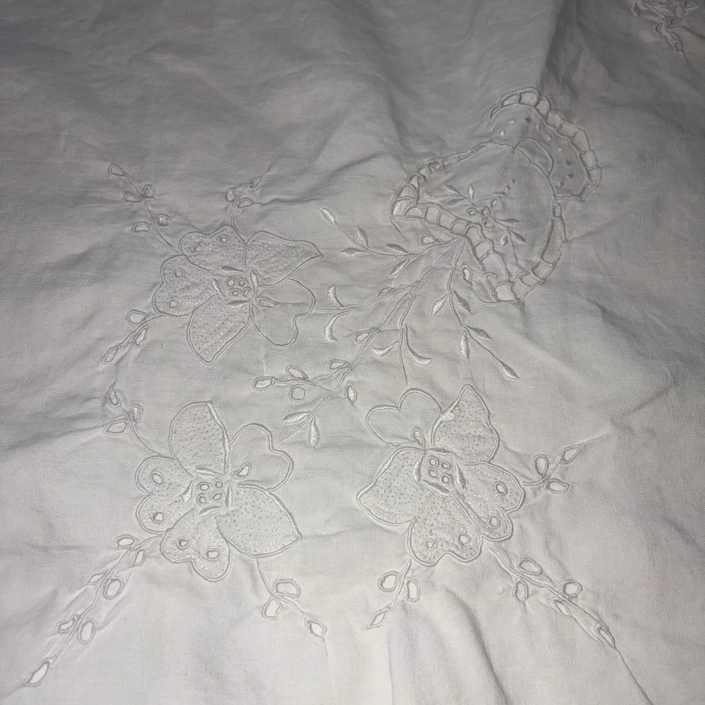 Vintage Madeira Cutwork Linen Tablecloth Floral Urn Scalloped Edge